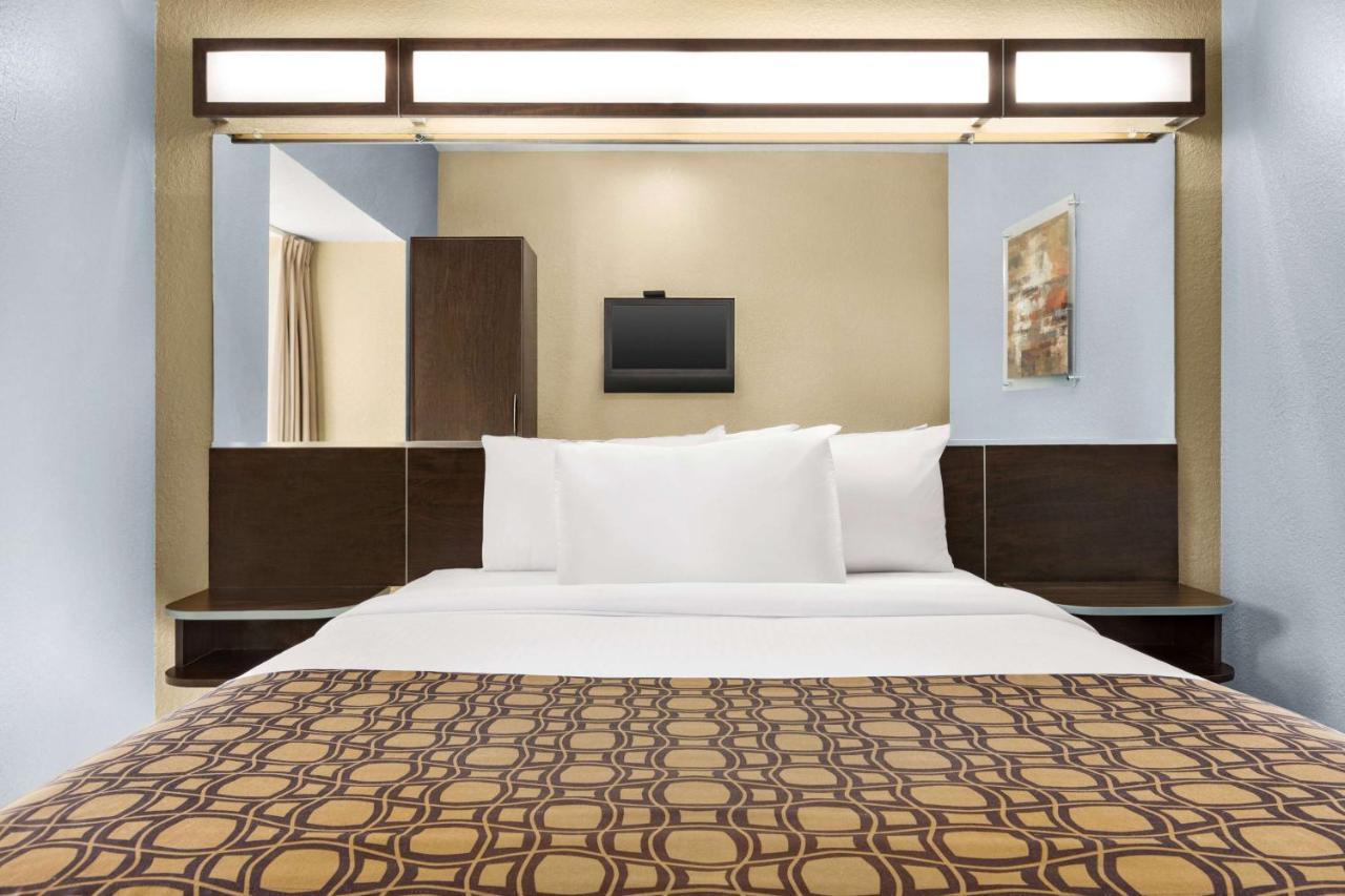 Queen Room - Mobility Access/Non-Smoking