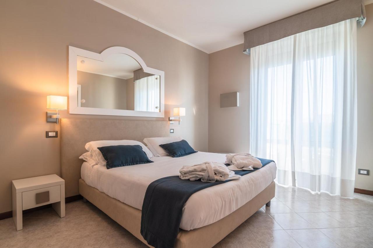 Comfort Grote Tweepersoonskamer met Balkon en Zijdelings Uitzicht op Zee