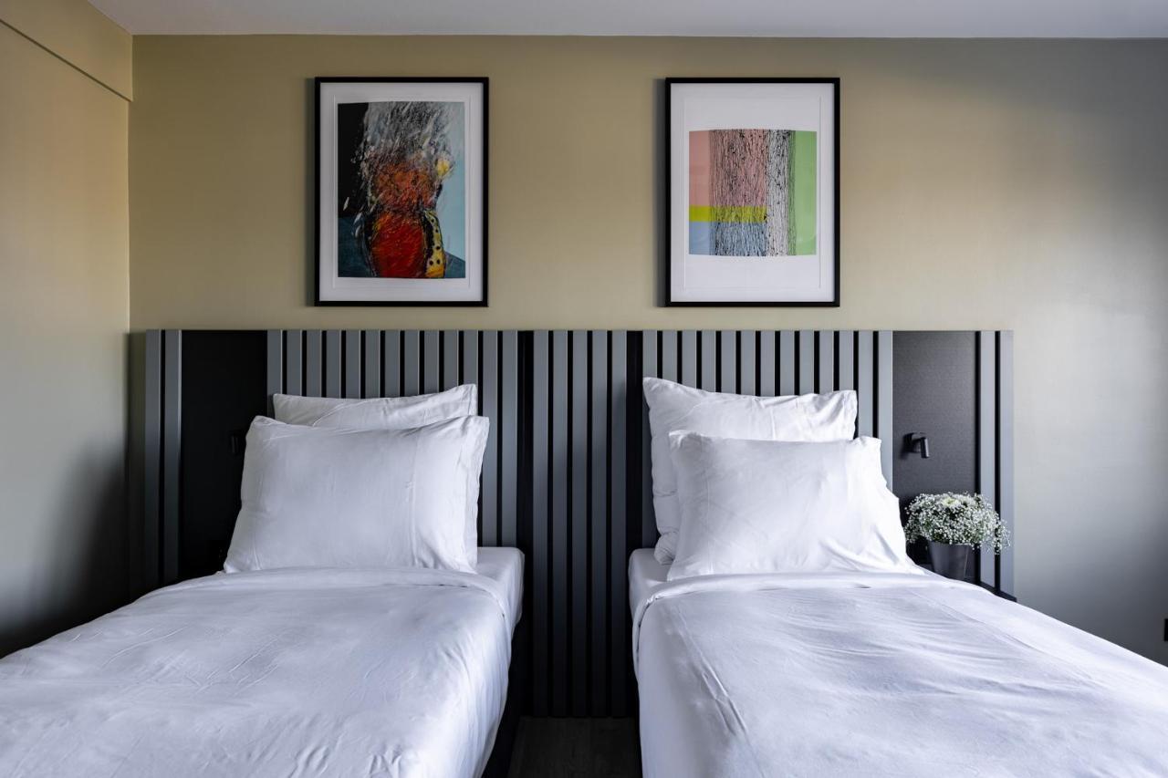 Large Studio with Kitchenette - Twin Beds
