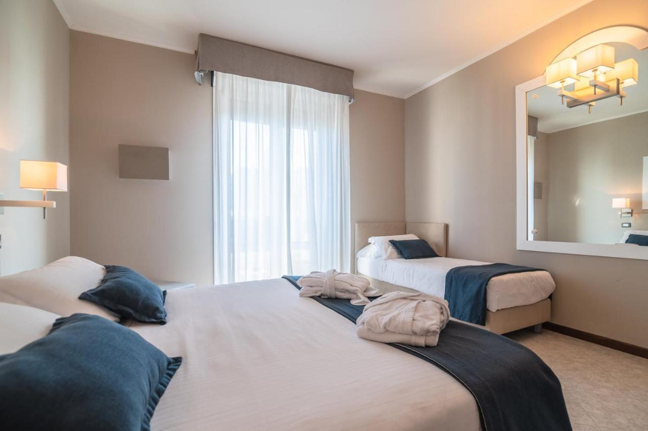 Comfort Grote Driepersoonskamer met Balkon en Zijdelings Uitzicht op Zee
