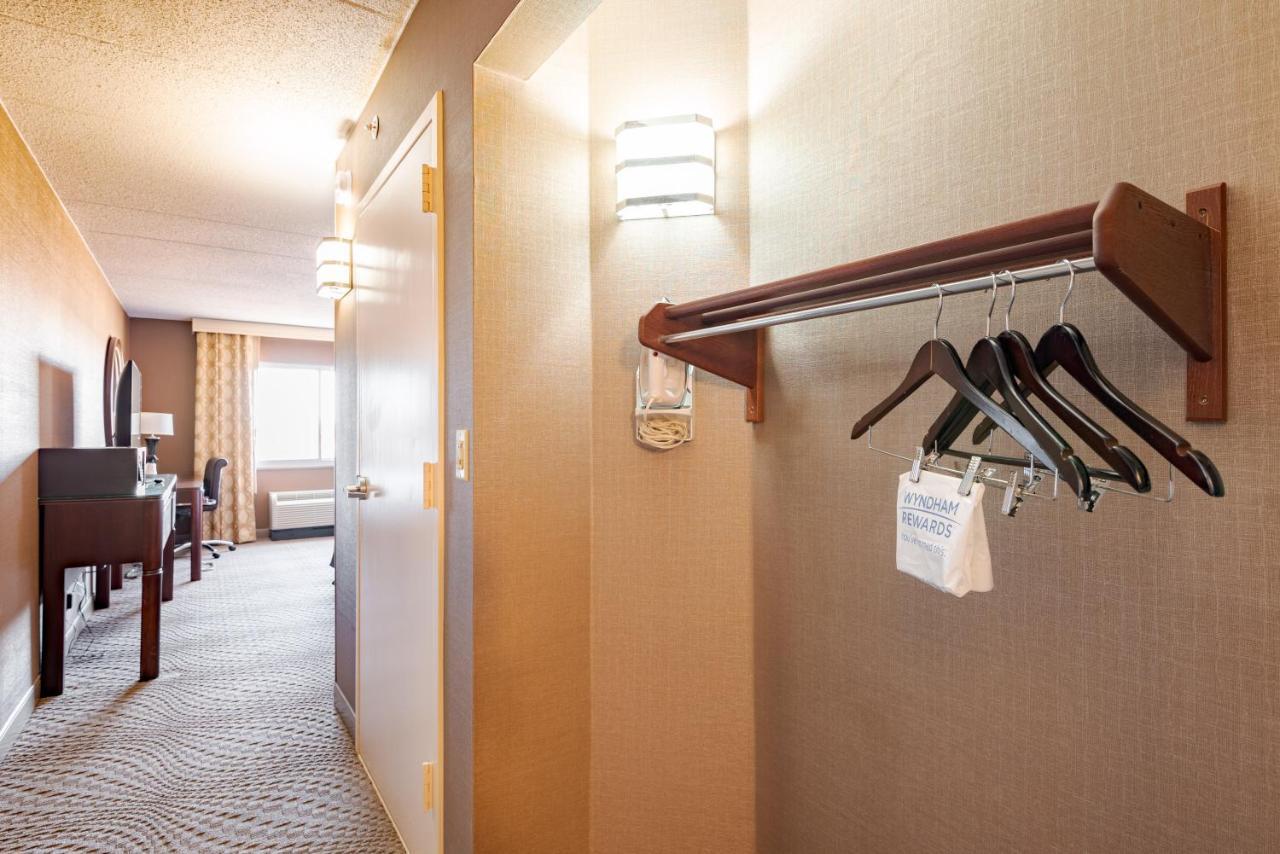 Deluxe King Room - Non-Smoking