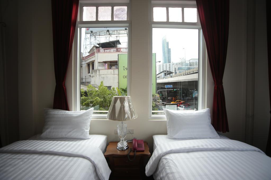 Quarto com 2 Camas de Solteiro de Canto e Vista da Cidade