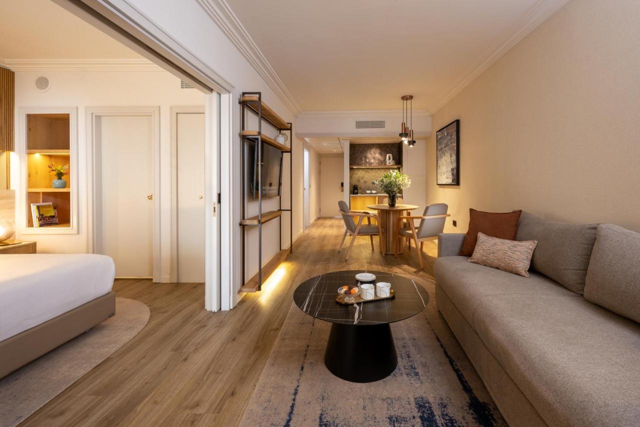 Royal Suite Premium with Hot Tub (4 Adults)