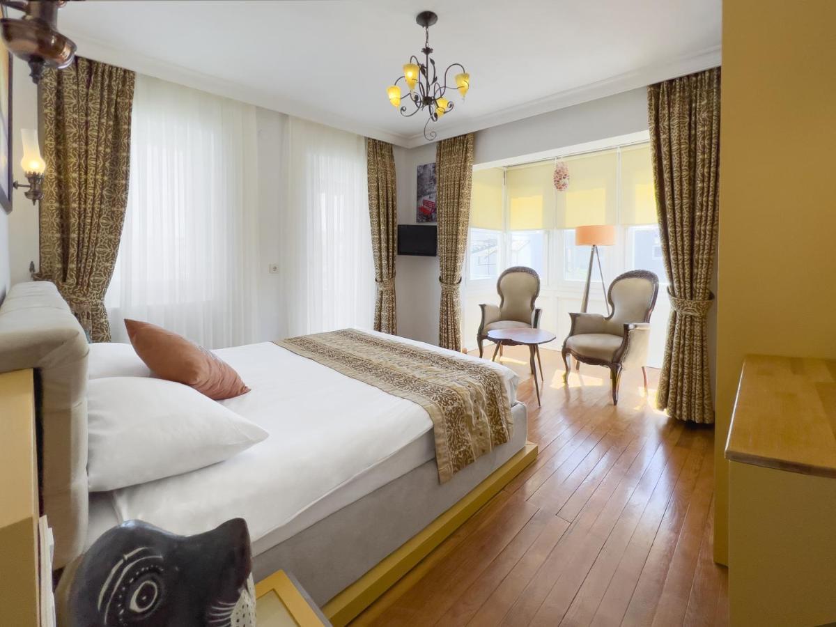 Doppelzimmer mit Erkerfenster und französischem Balkon