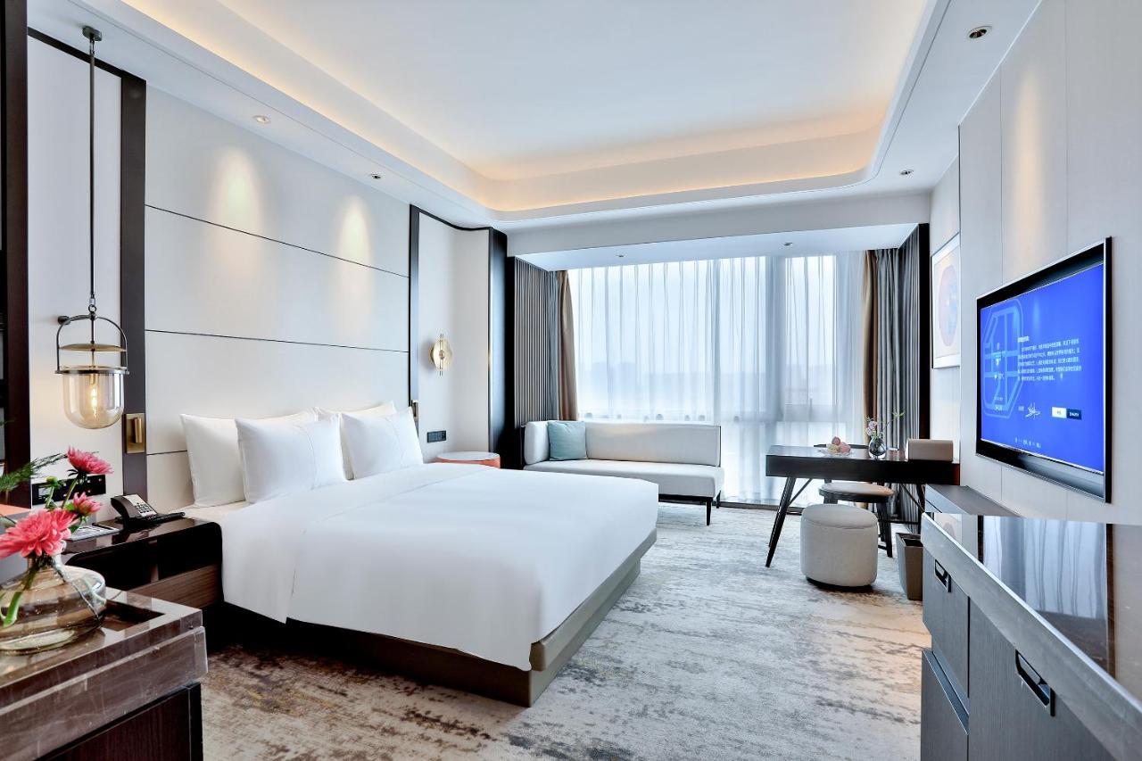 Business Queen Room