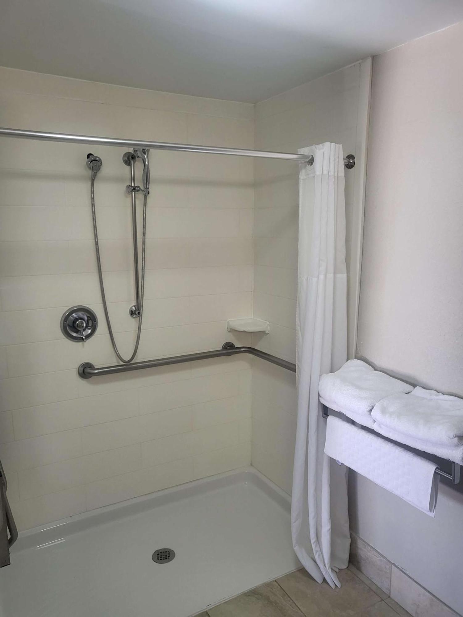 Queen Room with Roll-In Shower and View - Disability Access/Non-Smoking