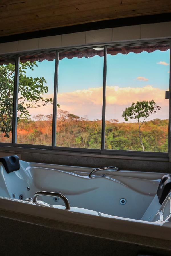 Quarto com Cama King-size e Banheira de Hidromassagem