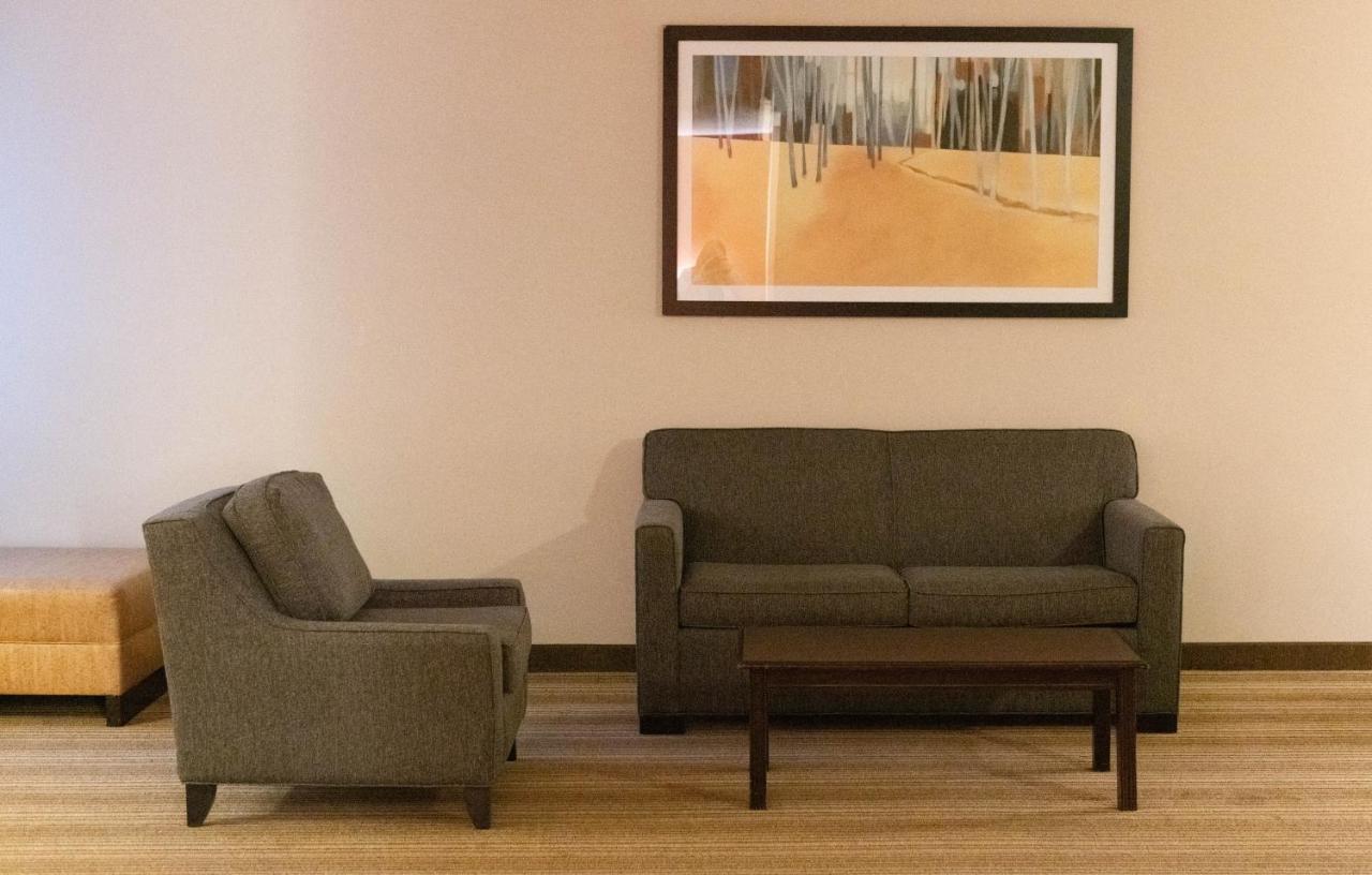 One-Bedroom Deluxe Queen Suite - Non-Smoking