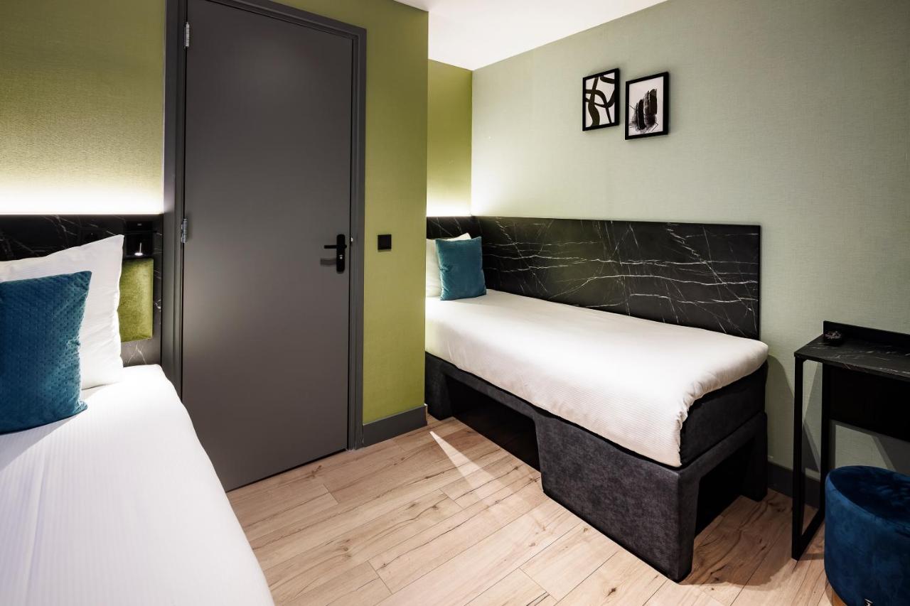 Tweepersoonskamer met 2 Aparte Bedden en Eigen Badkamer