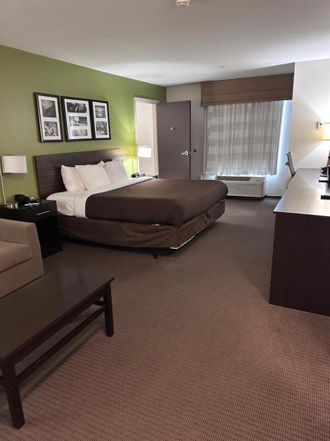 King Suite - Accessible/Non-Smoking