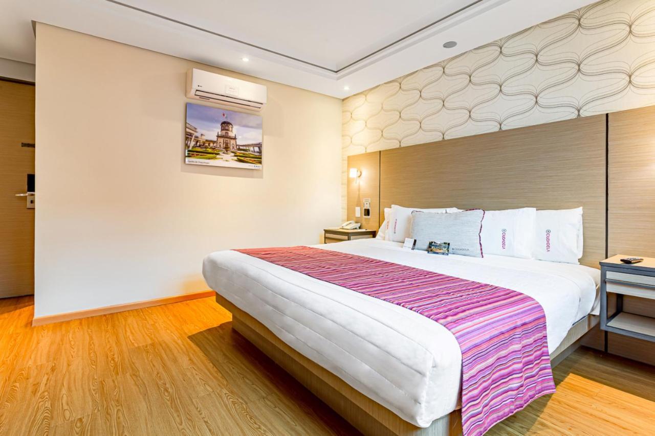 Zimmer mit Kingsize-Bett