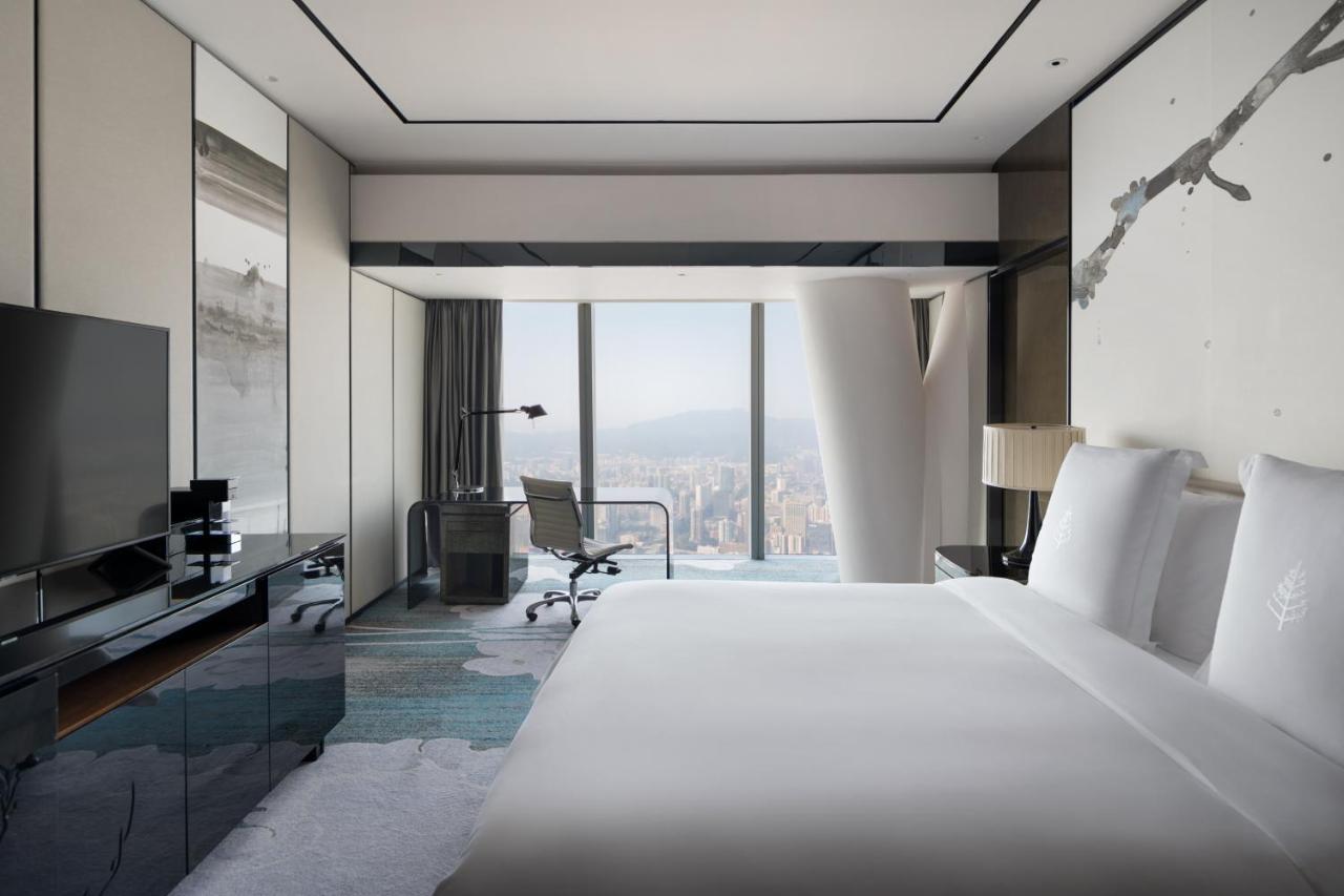 Tower Kamer met kingsize bed en uitzicht op de Stad