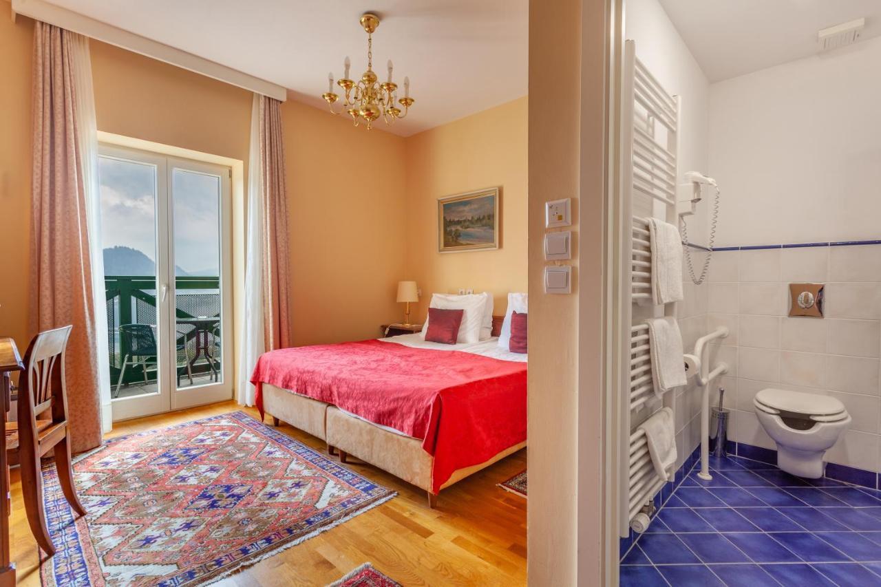 Camera Matrimoniale/Doppia con Letti Singoli con Balcone e Vista Lago