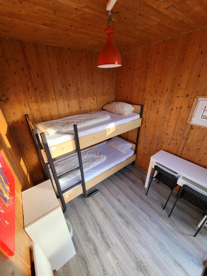 Tweepersoonskamer met 2 Aparte Bedden en Gedeelde Badkamer
