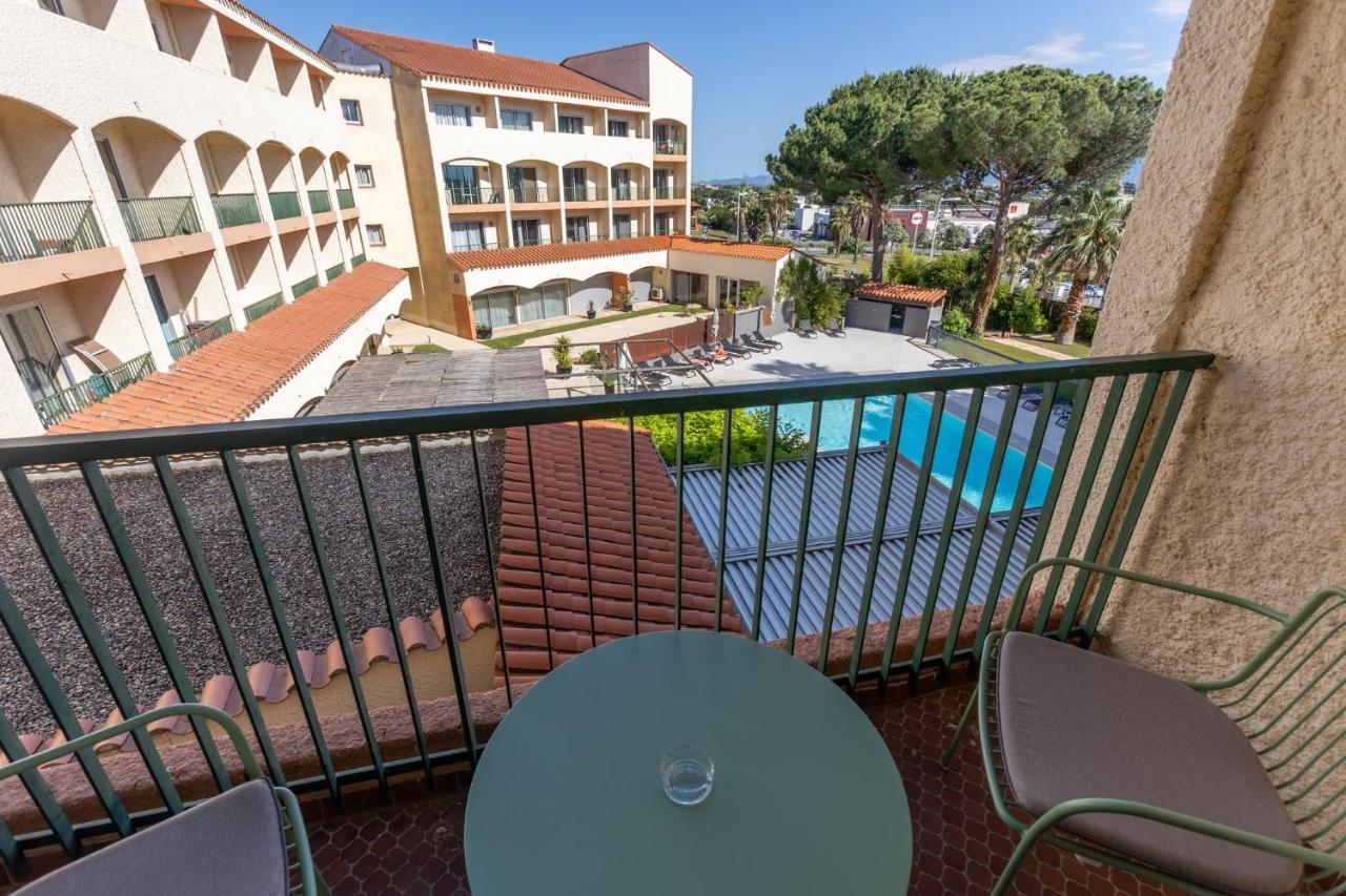 Chambre Lit King-Size avec Balcon et Vue sur la Piscine