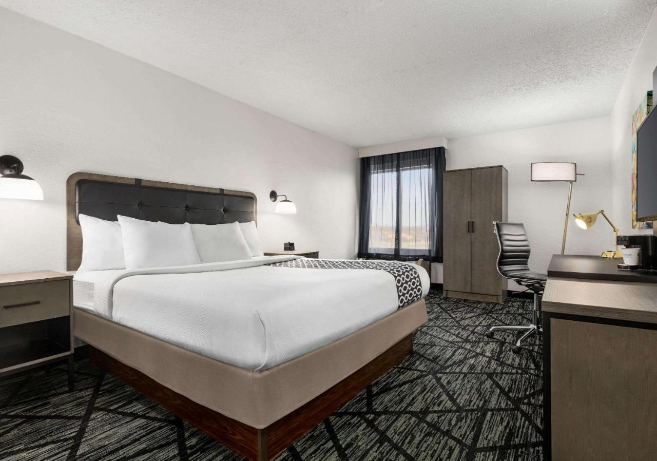 Deluxe King Suite - Non-Smoking
