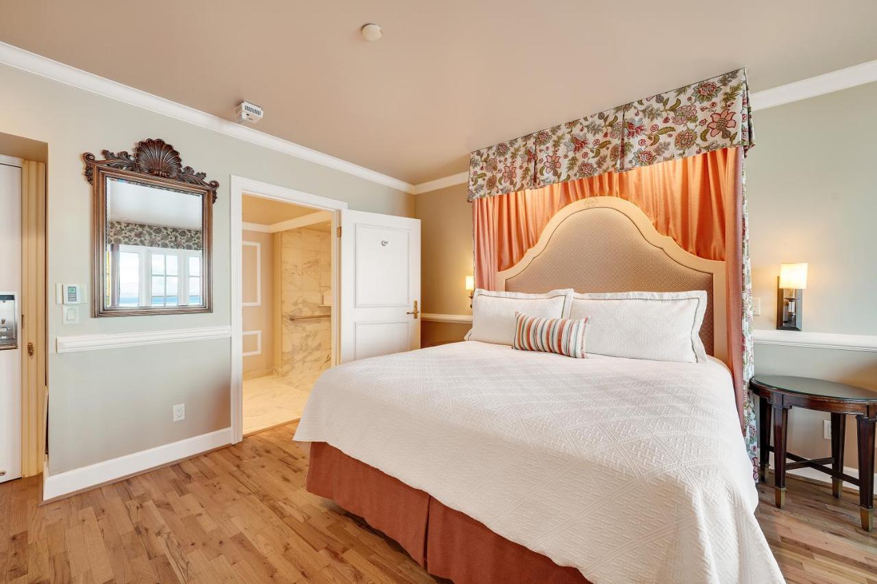King Room with Roll-In Shower - Disability Access