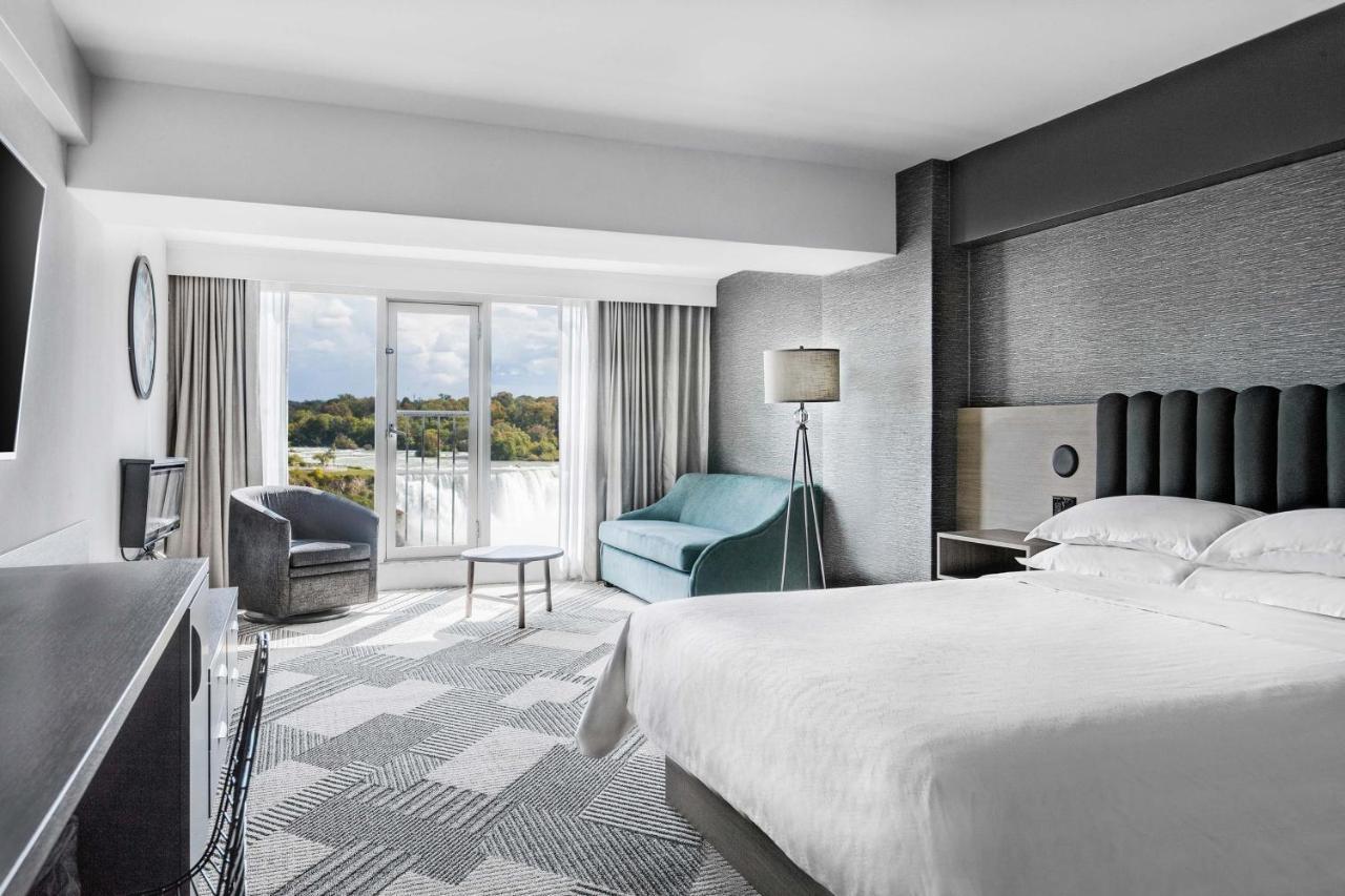 Zimmer mit Aussicht auf die Wasserfälle, Kingsize-Bett und Whirlpool