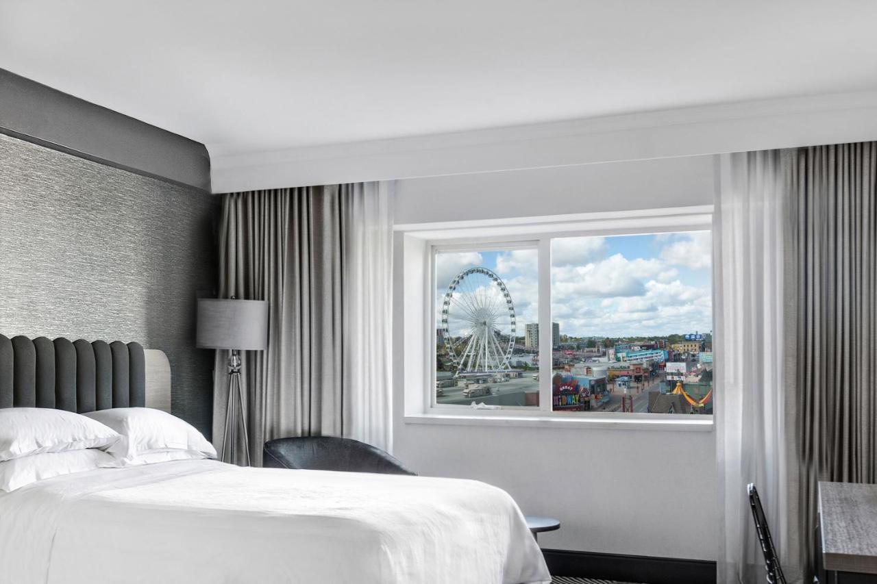 Zimmer mit Kingsize-Bett und Stadtblick