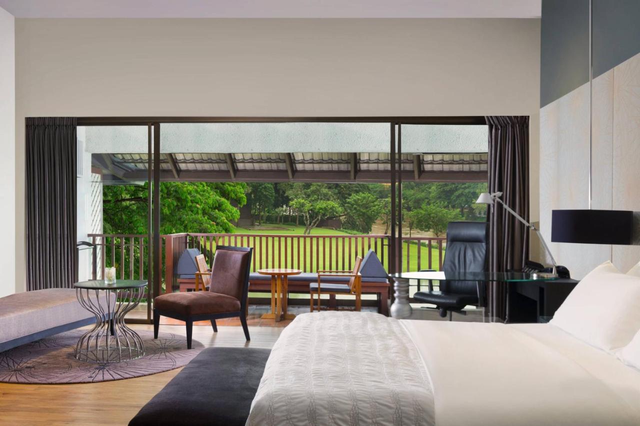 Camera Grande Deluxe Più Spaziosa con Vista Piscina, 1 Letto King-Size e Balcone