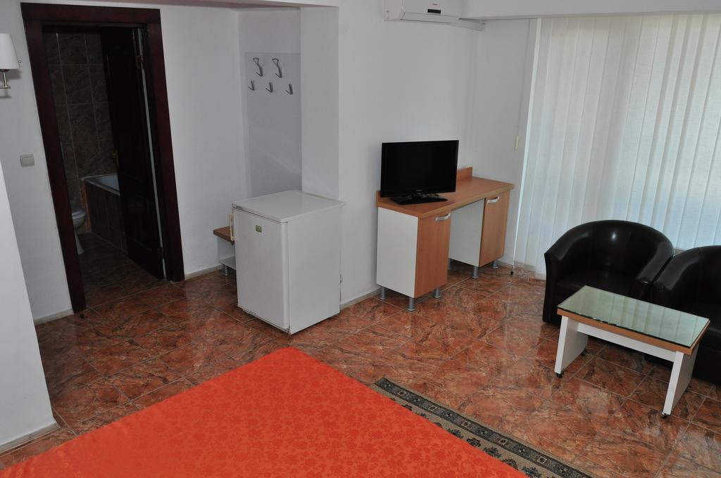 Doppel-/Zweibettzimmer mit Balkon