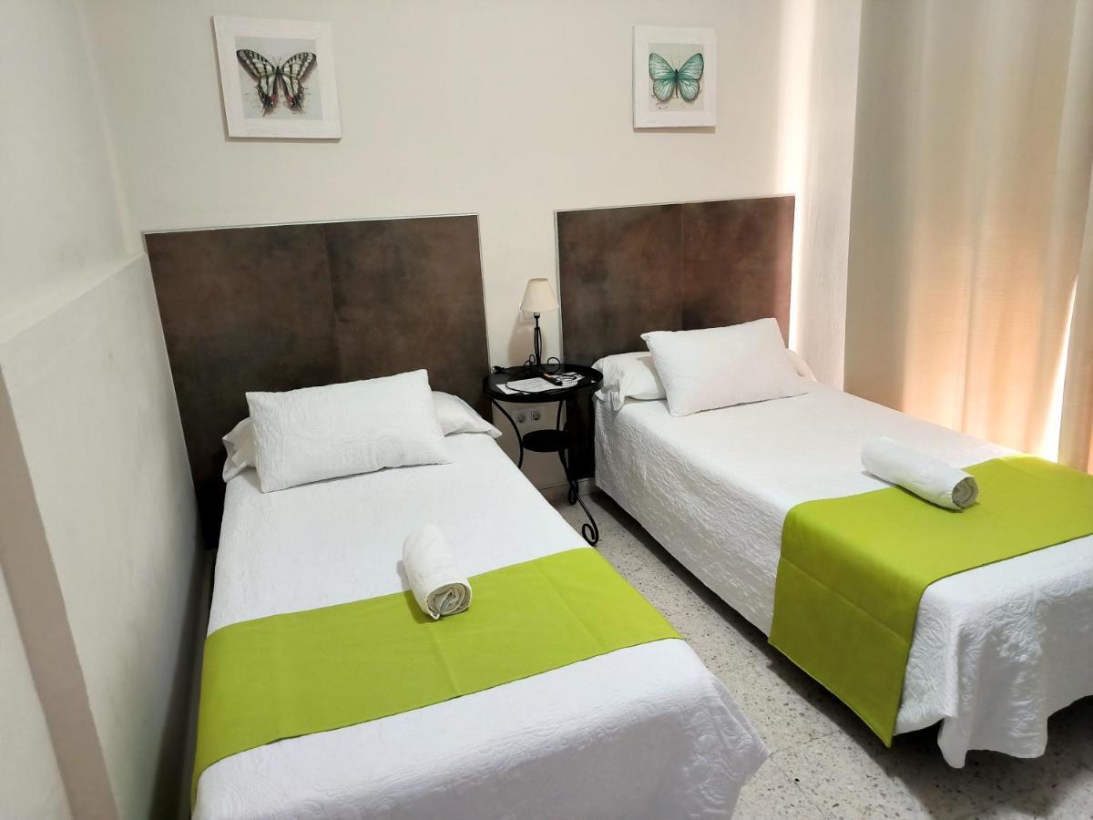 Chambre Lits Jumeaux avec Salle de Bains Commune