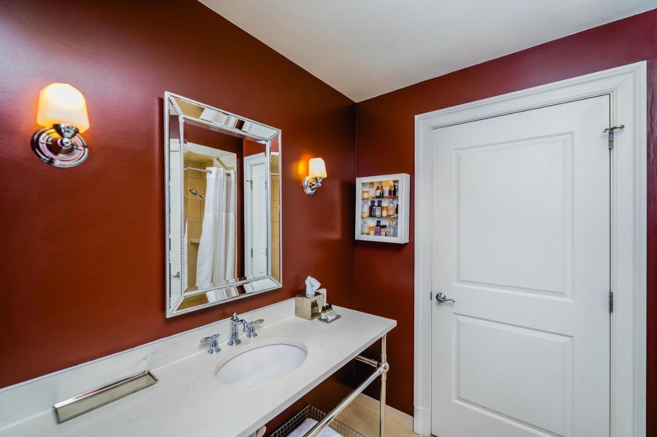 Deluxe King Suite