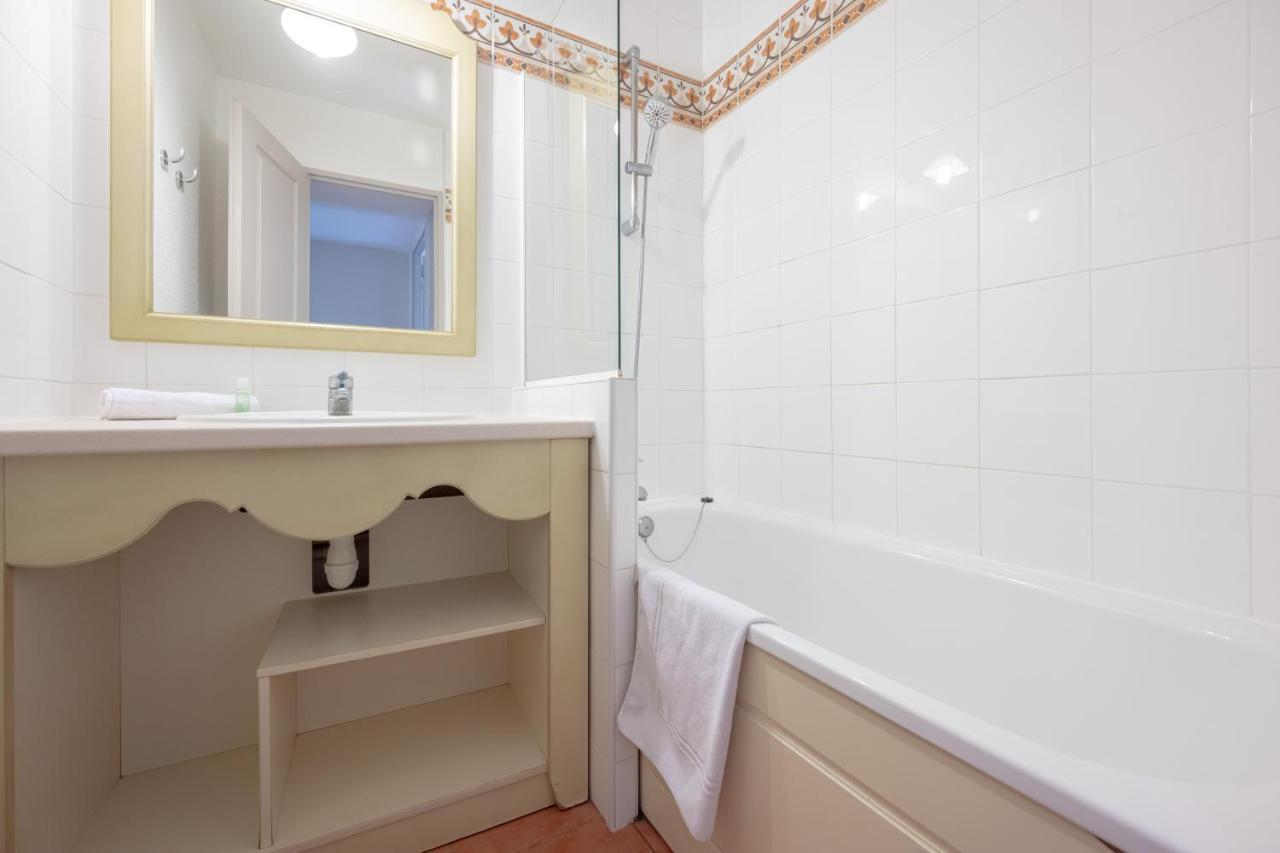 One-Bedroom Apartment with Terrace or Balcony (5 People),1356282758:JPEG