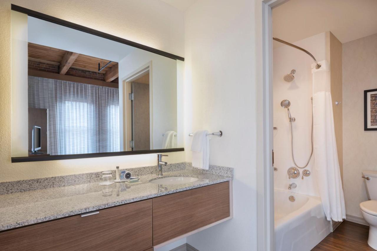 Large One-Bedroom Corner Suite