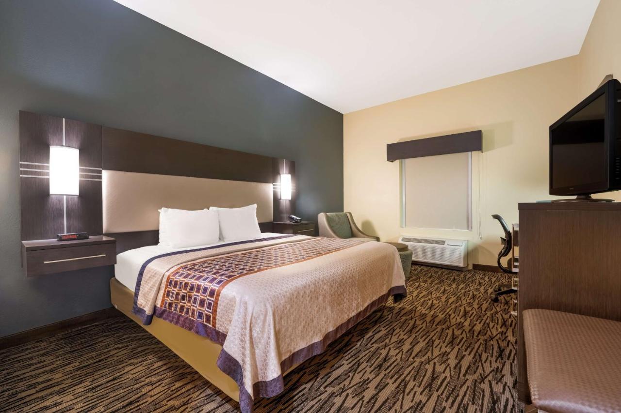 King Room with Roll-In Shower - Mobility Access
