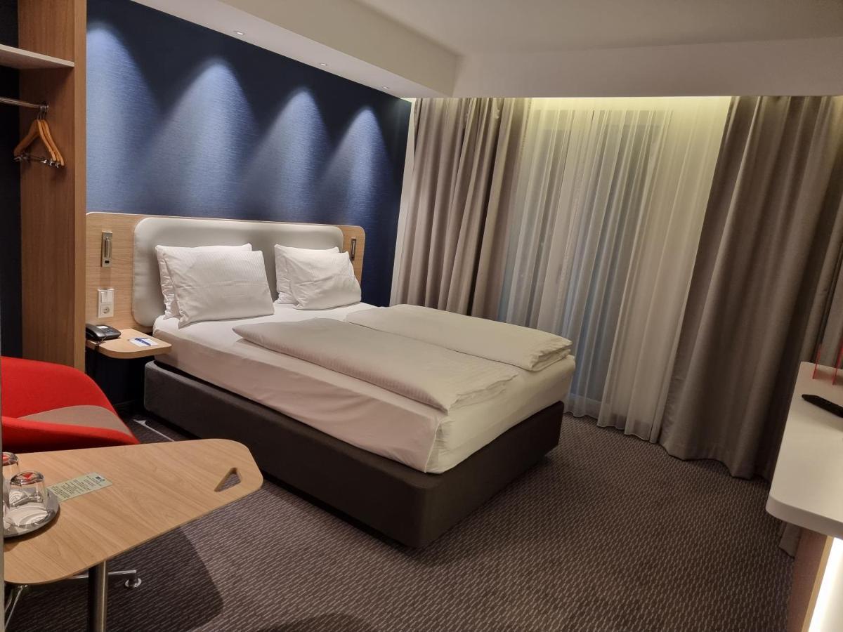 Standardzimmer mit Queensize-Bett und ebenerdiger Dusche