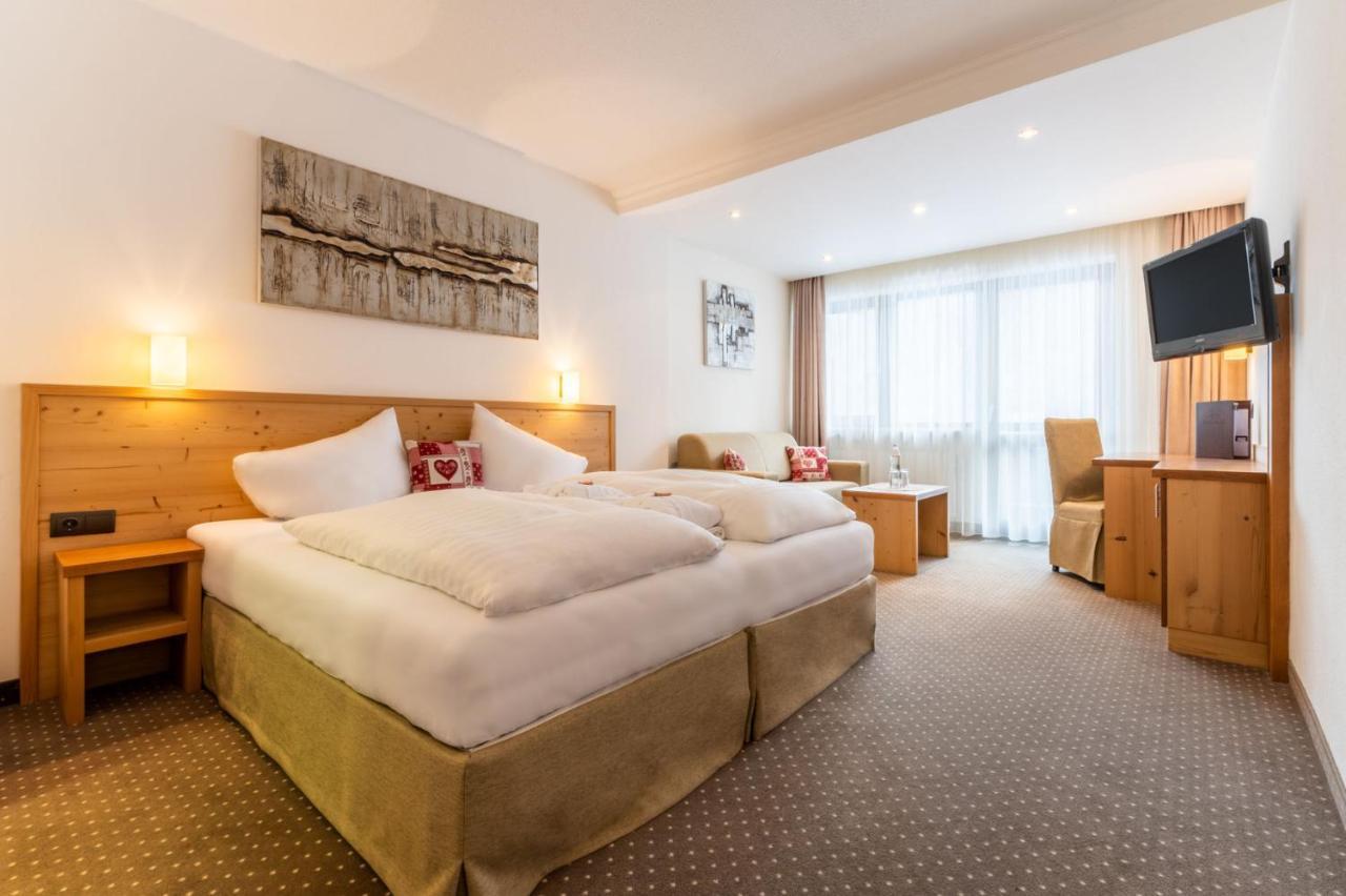 Doppelzimmer mit Balkon und Bergblick