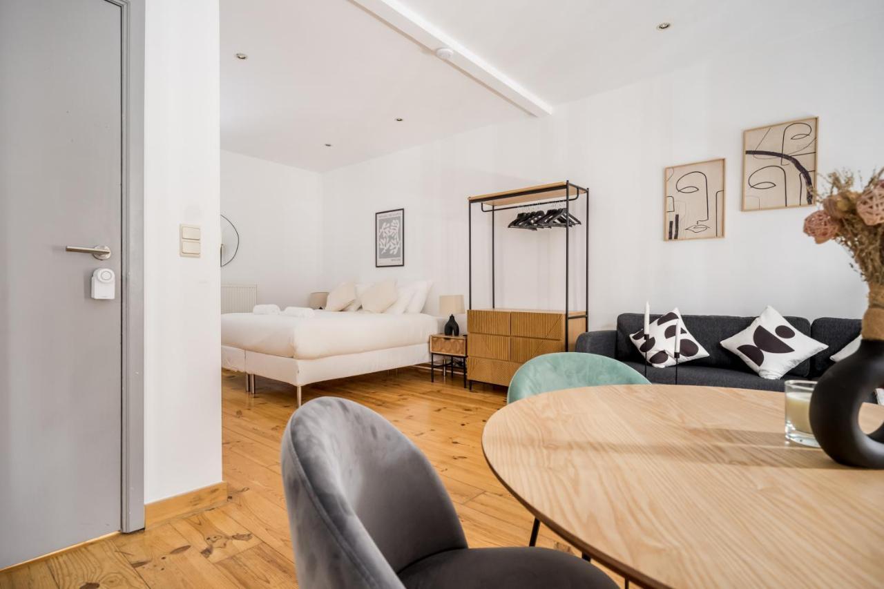 Estudio con cama extragrande y sofá cama