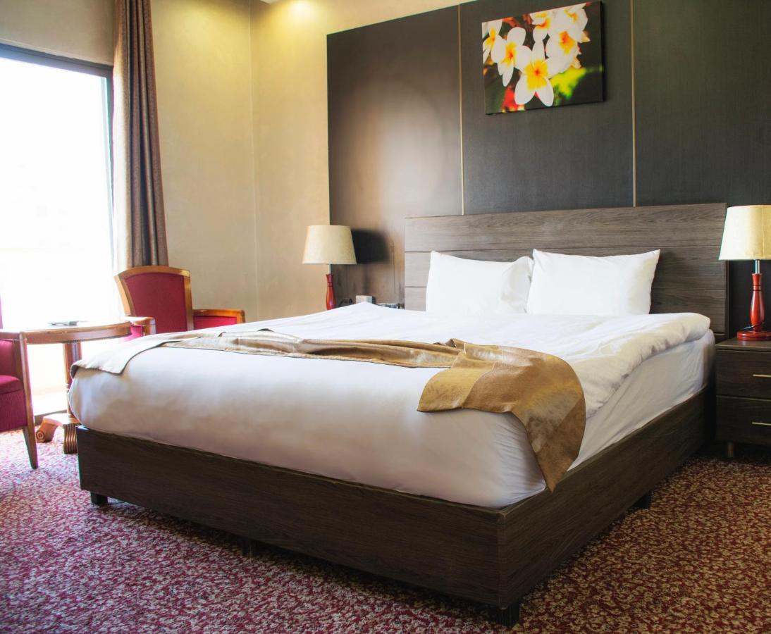 Habitación con cama extragrande.