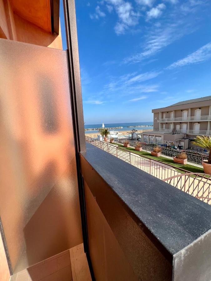 Camera Tripla con Balcone e Vista Mare Laterale