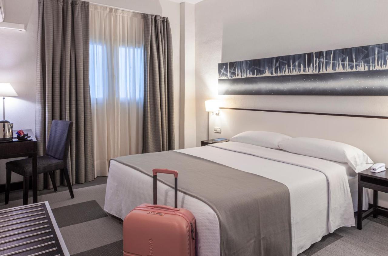 Habitación con cama grande