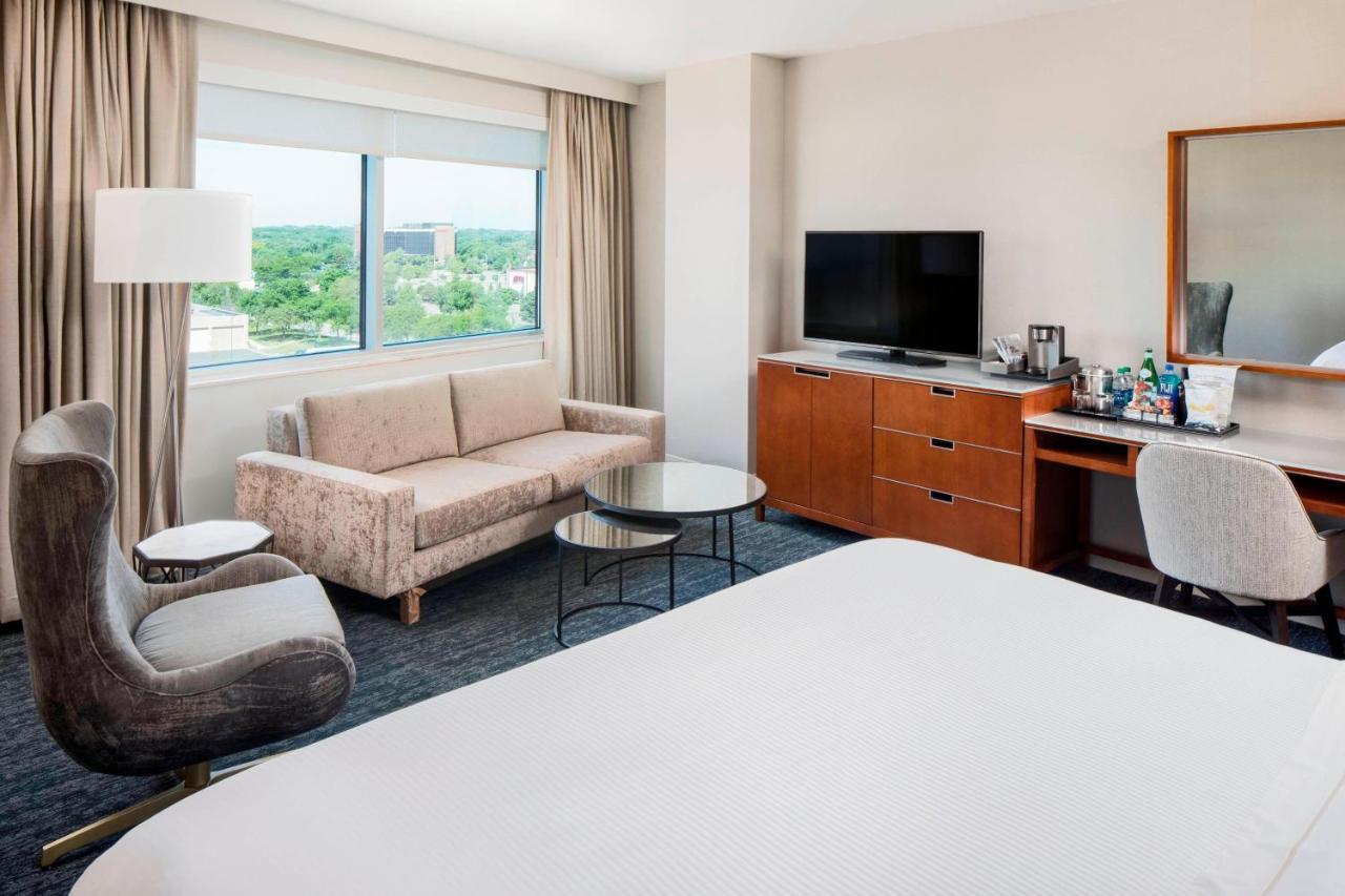 Club lounge access, Larger Guest room, 1 King, Corner room