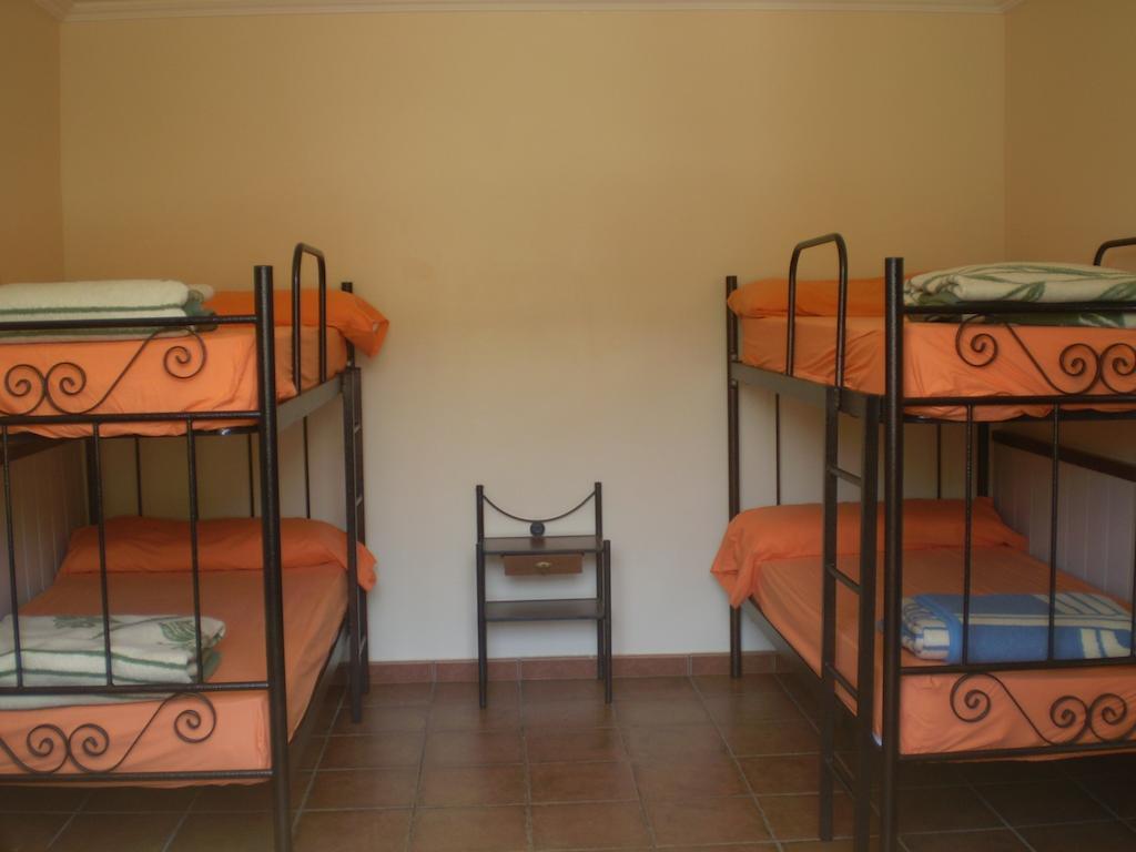 Cama en habitación compartida con 4 camas