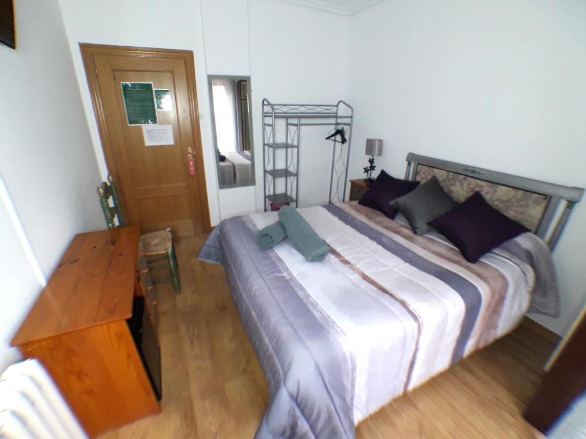 Habitación con cama grande y balcón
