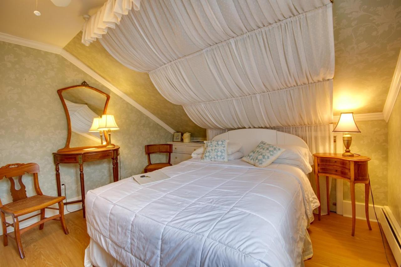 Canopy Room
