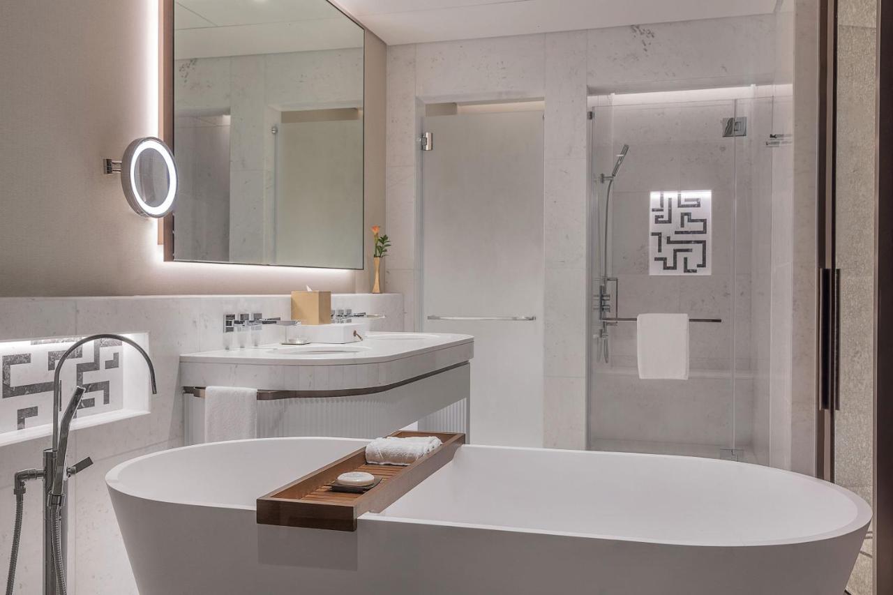 Deluxe Kamer met kingsize bed, uitzicht op de stad, toegang tot het strand van KYMA en kenmerkende St. Regis-butlerservice