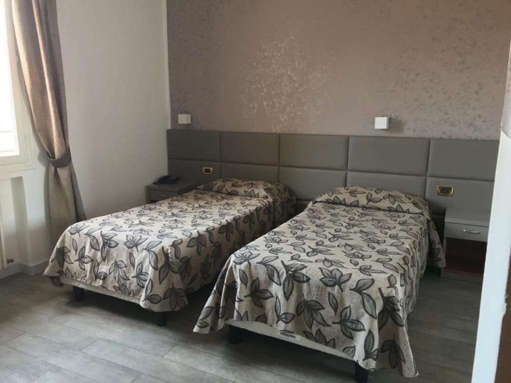 Tweepersoonskamer met 2 Aparte Bedden