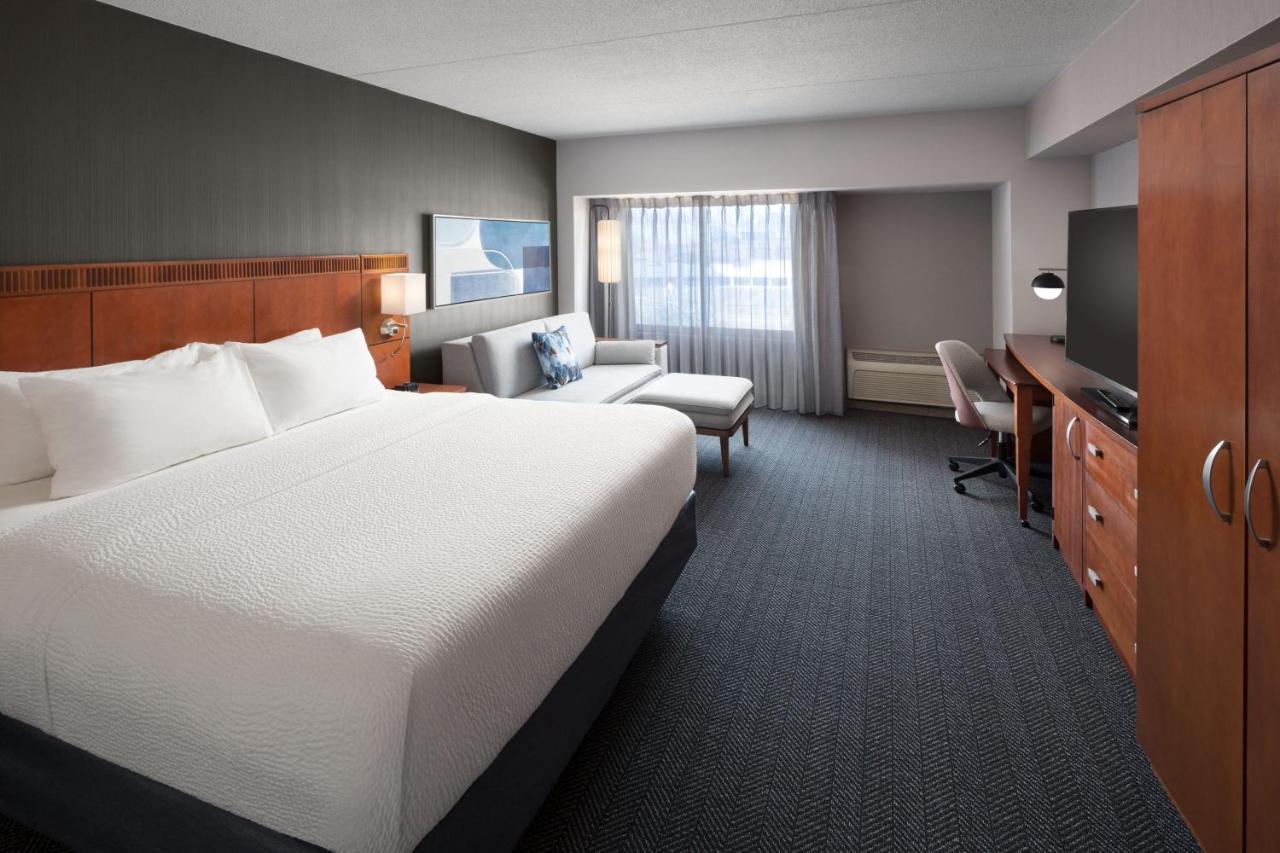 King Room with Roll-In Shower - Mobility Access/Hearing Accessible