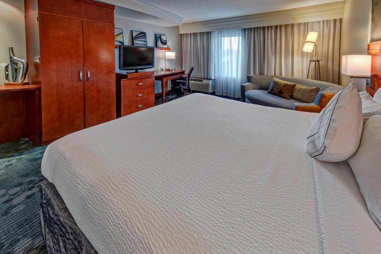 King Room with Sofa Bed - Hearing Accessible