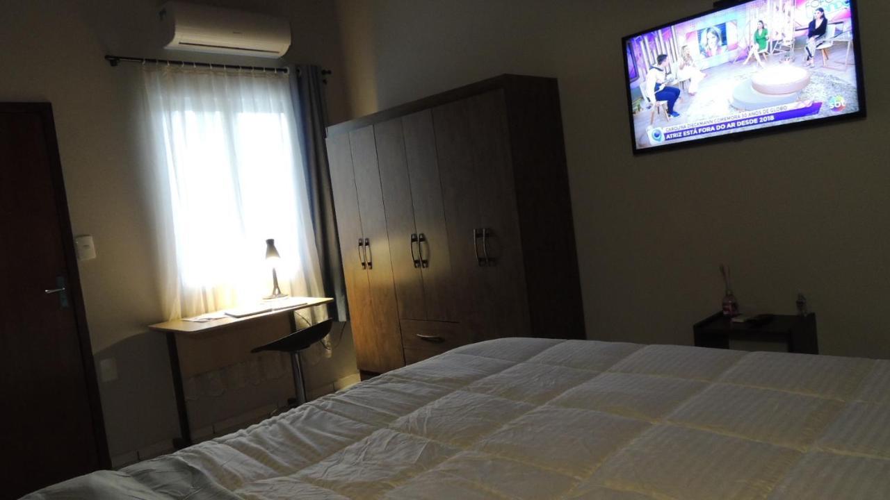 Quarto com Cama Queen-size e Banheiro Compartilhado