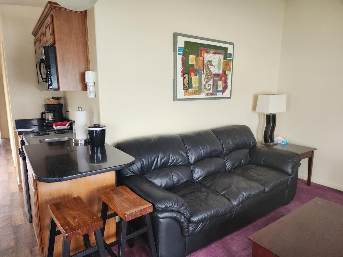 One Bedroom King Suite Oceanfront with Jetted Tub