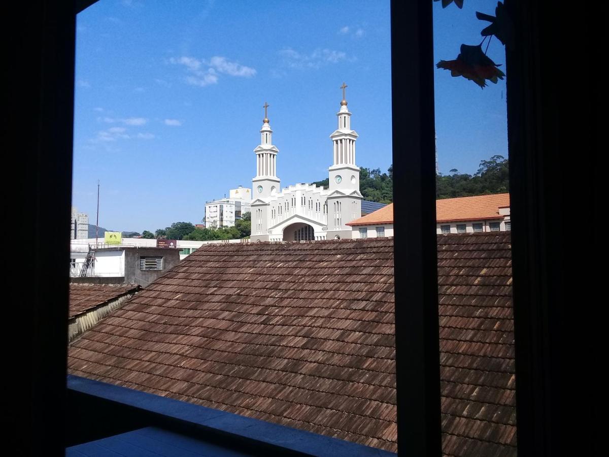 Quarto Triplo com Banheiro Compartilhado