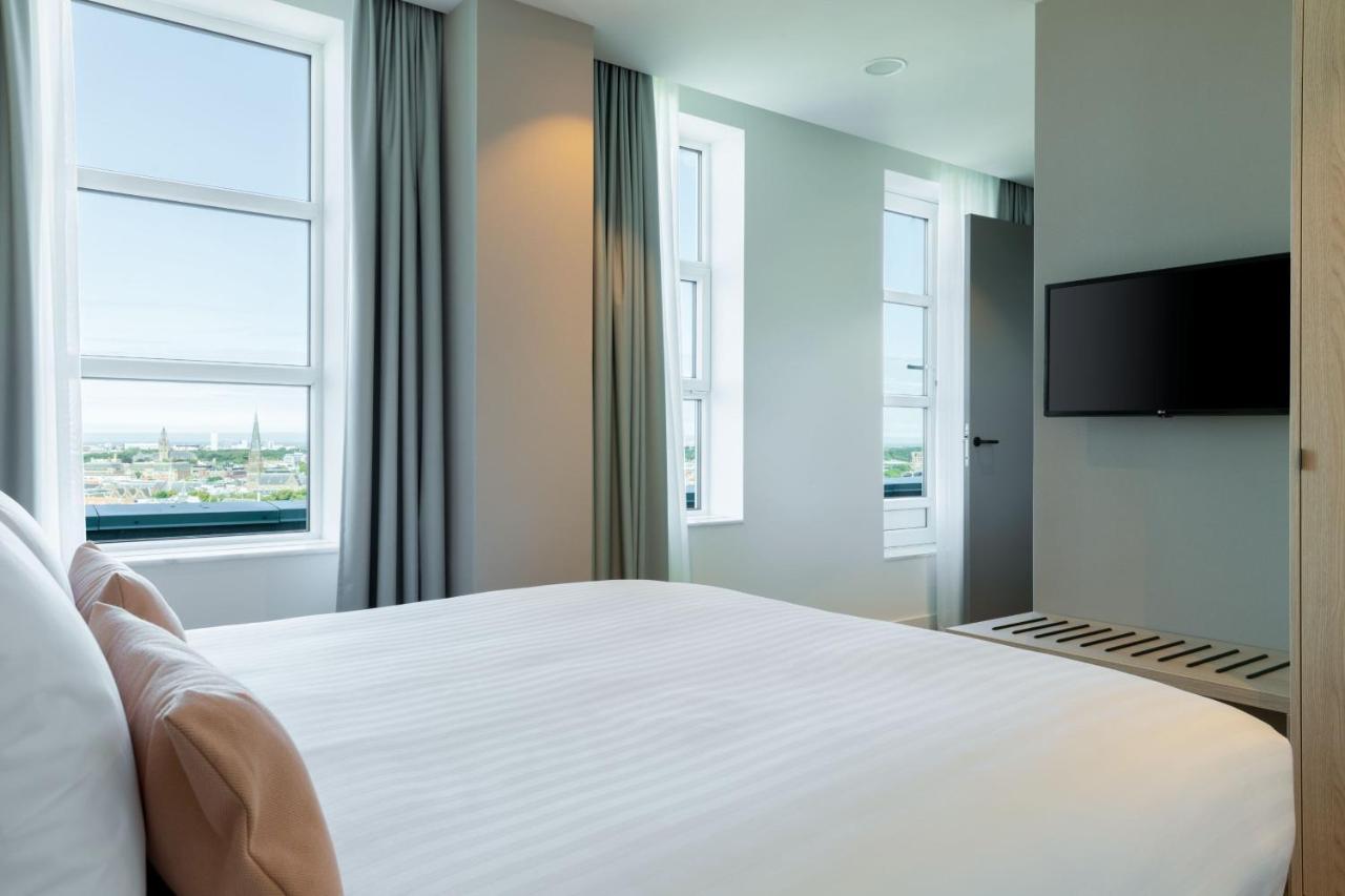 One-Bedroom King Apartment with Skyline View