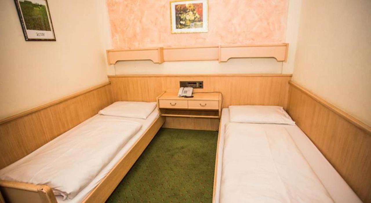Quarto com 2 Camas de Solteiro