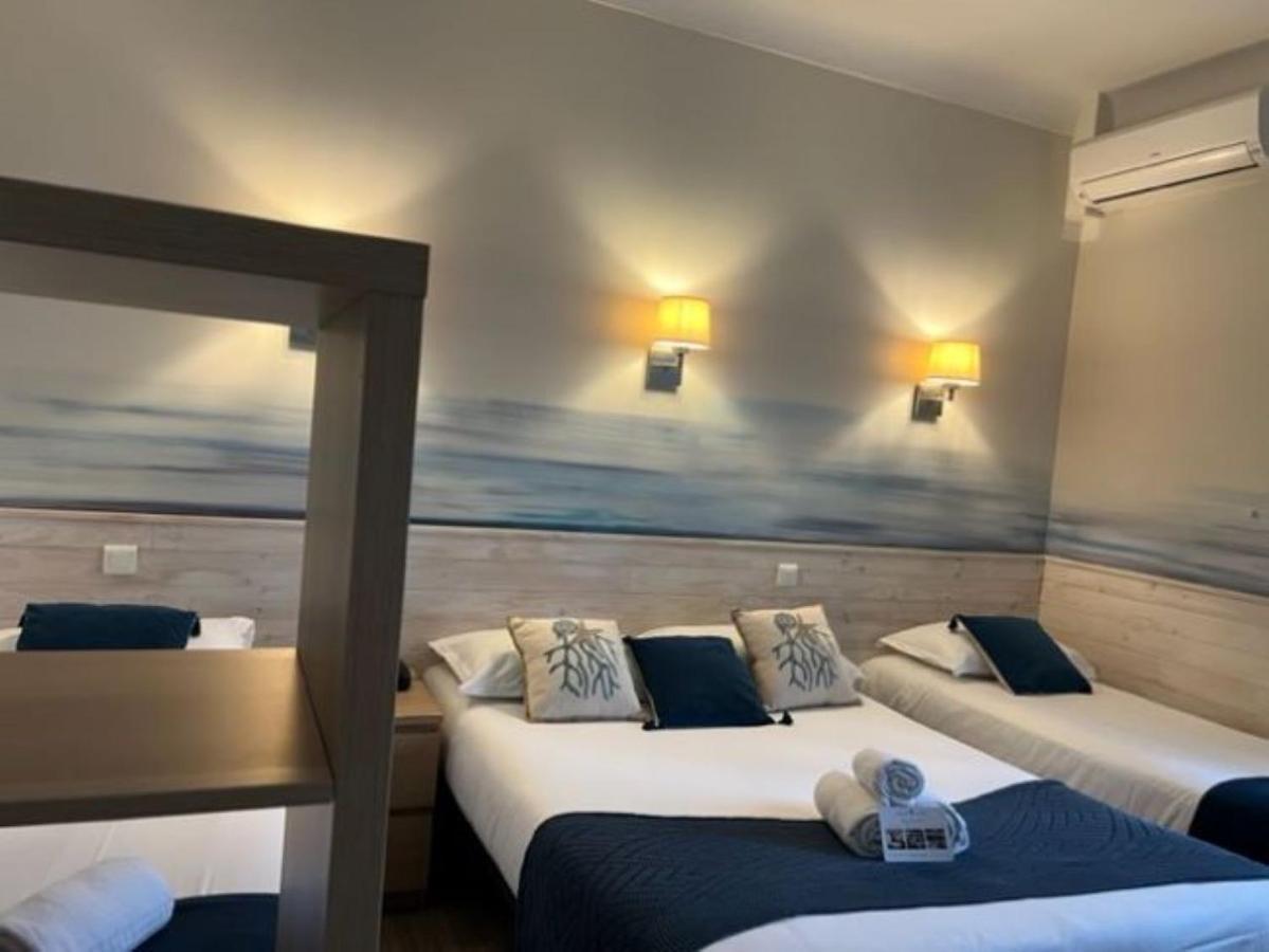Chambre Quadruple Standard avec Fenêtre - Vue sur Parking